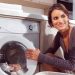 mujer lavando ropa